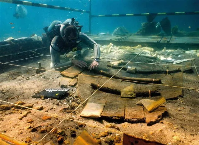 Con una longitud de 8,20 metros, el barco es uno de los ejemplares de embarcaciones fenicias mejor conservados. Foto: Liceus Con una longitud de 8,20 metros, el barco es uno de los ejemplares de embarcaciones fenicias mejor conservados. Foto: Liceus