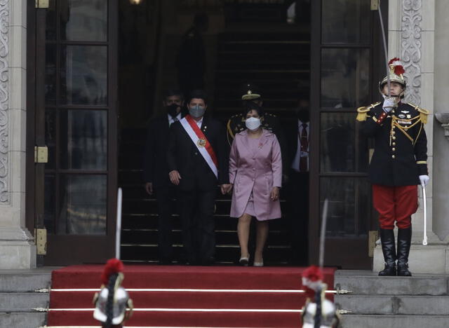 La Primera Dama ha utilizado un llamativo vestido color rosa. Foto: Gerardo Marín-La República