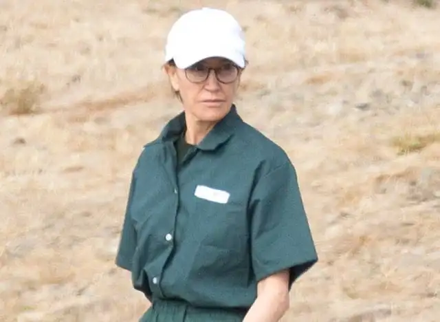Así luce Felicity Huffman en prisión.