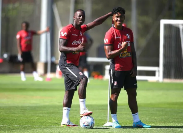 Luis Advíncula y Renato Tapia entrenaron con normalidad en la práctica del martes. Foto: @SeleccionPeru