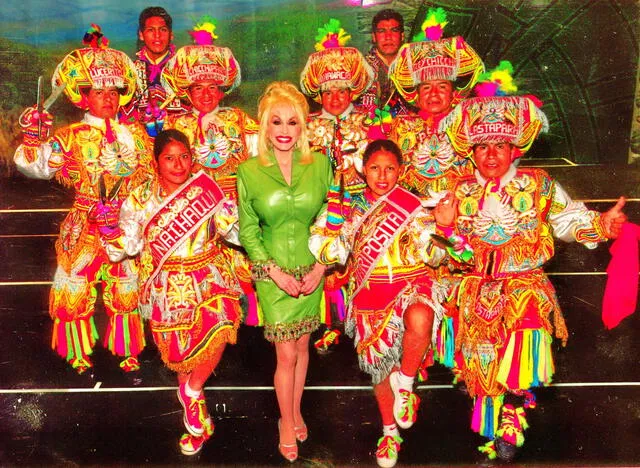  ‘Rey Chicchi’ y sus danzantes de tijeras con Dolly Parton. Foto: ‘Rey Chicchi’/Facebook<br><br>    