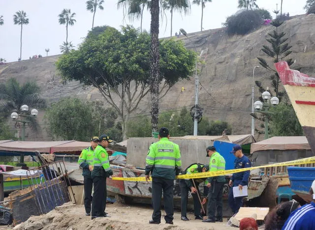 Agentes de la Policía Nacional del Perú acordonaron el lugar donde permanecía el cuerpo sin vida del pescado artesanal. Foto: Samuel Santos/La República   