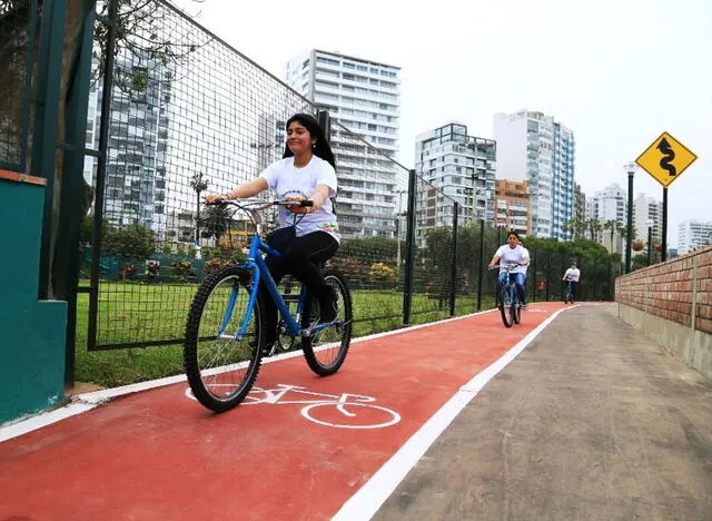 Manejar en bicicleta es uno de los ejercicios más comunes en las calles de Lima. Foto: Andina   