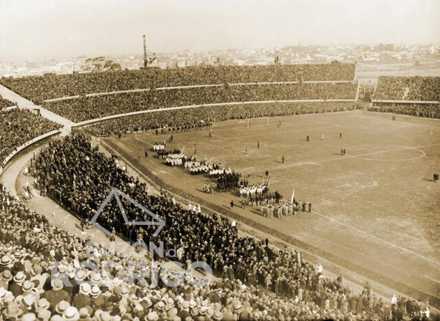  Desfile de delegaciones de la Copa Mundial de Fútbol de 1930 en la ceremonia inaugural del Estadio Centenario. Foto: archivo de Rodrigo Calvo   