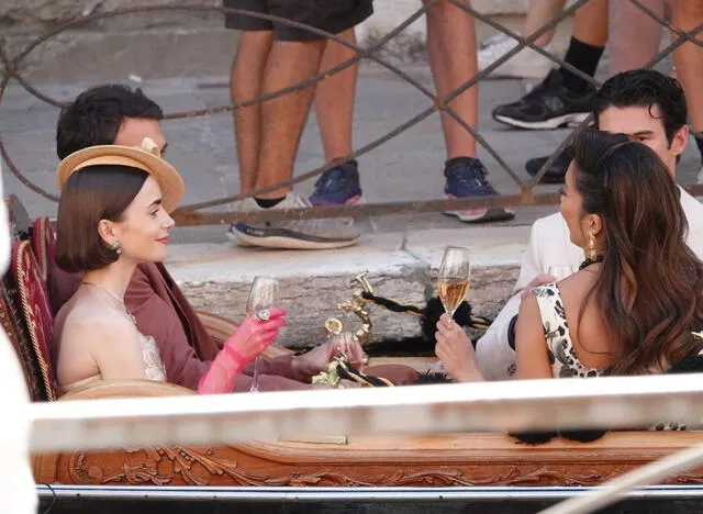  El sábado 23 de agosto se retomaron las grabaciones de la quinta temporada de 'Emily en París'. Foto: Hola<br>    