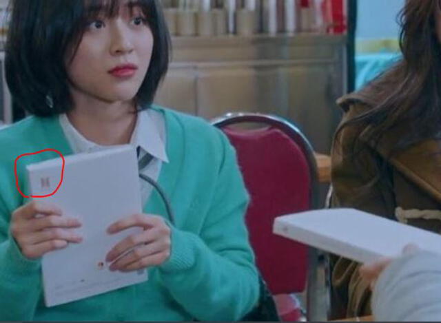 Sooah sosteniendo el álbum de BTS en el episodio 14 de True beauty. Foto: tvN