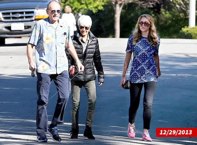 Amanda Bynes acompañada por sus padres. Foto: TMZ