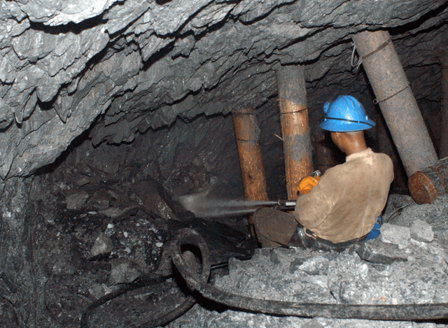 De la mina Mponeng s extraen alrededor de 5,400 toneladas de roca cada día. Esta necesita extraer solo 10 gramos de oro por tonelada de roca para ser rentable. Foto: Bloomberg   