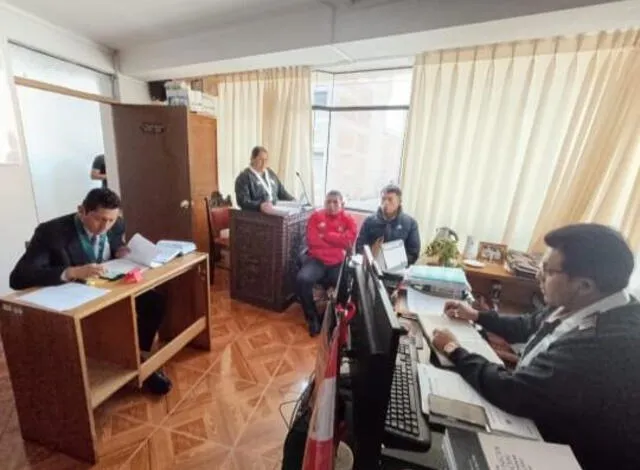  Sentados al frente, los agentes involucrados en el triple choque en estado de ebriedad. Foto: Luis Álvarez-LR   