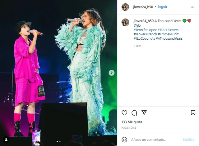 Jennifer Lopez y Emme Muñiz performando en el escenario