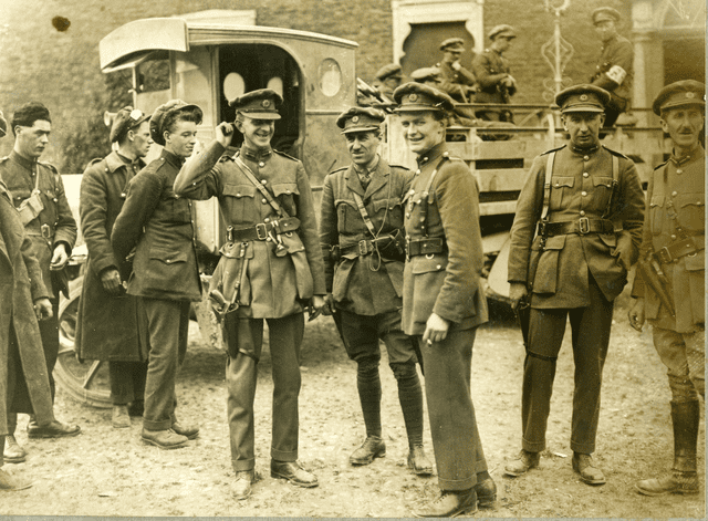 Soldados irlandeses charlando durante la guerra civil a causa del Tratado Anglo-Irlandés de 1921. (Foto: Wikipedia)