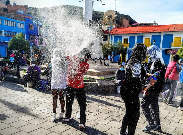 Niños y jóvenes juegan al carnaval en el histórico parque Pino de Puno, al centro de la ciudad. Foto: Jmacelly Huayrurito/Facebook