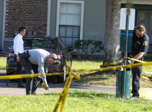  Detectives y forenses de la Policía en el apartamento donde encontraron el cadáver de la mujer de 20 años. Foto: Semana<br>    