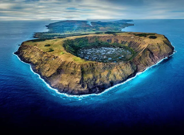 Este cráter de 3.000 pies de ancho alberga el lago de agua dulce más grande de la isla, que sirvió como principal fuente de agua para los aldeanos. Foto: Yann Arthus-Bertrand   