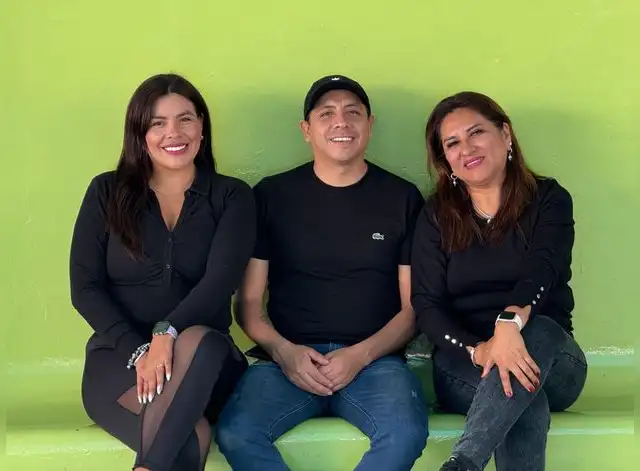  Paloma y Edgar Fuentes Herrera, y Lilian Gamarra, de la filial Lima de Asociación de Arte y Folklore Caporales San Juan Bautista de Puno. Foto: Difusión.    