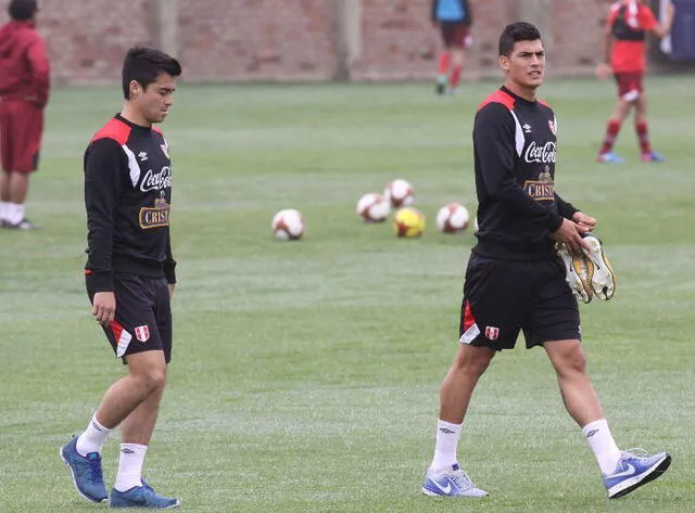 Iván Bulos con Rodrigo Cuba en un entrenamiento de la selección peruana. Foto: GLR