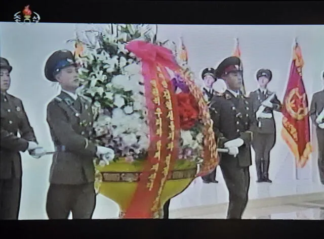 Soldados norcoreanos en 2012 llevan tributo floral al Palacio del Sol de Kumsusan, que alberga los cuerpos embalsamados de Jong-Il y su difunto padre, Kim Il-Sung. Foto: AFP
