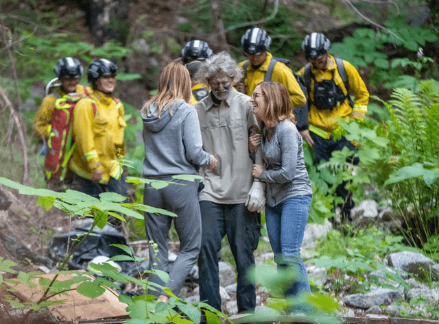 El montañista McClish se reúne con sus familiares tras ser encontrado en un bosque de California, Estados Unidos. Foto: SLV-Steve   