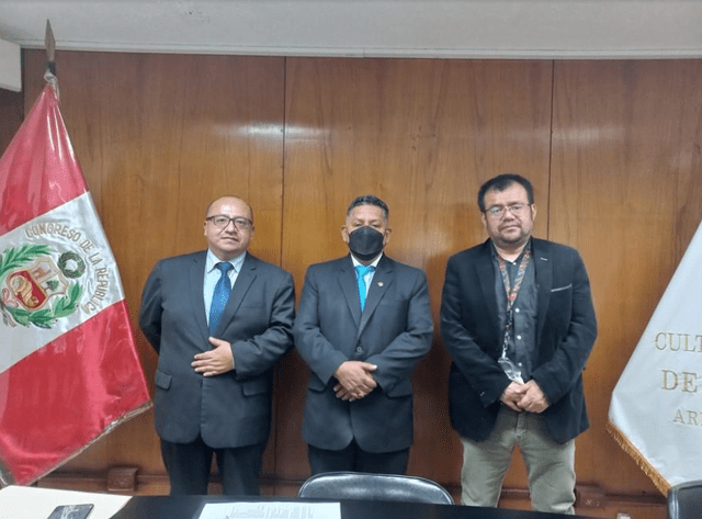 Miguel Angel y Paul León Untiveros junto con el presidente de la Comisión de Educación, Esdras Medina. Foto: Epicentro   