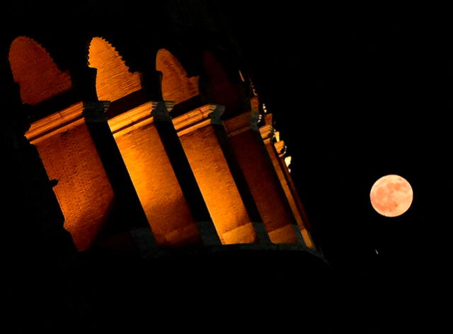 <br>La superluna fue fotografiada cerca del coliseo de Roma. Foto: Marie-Laure Messana/AFP   