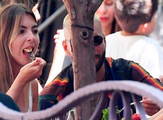 Maluma y Susana Gómez comen juntos en un restaurante de Nueva York, en agosto de 2021. Foto: Just Jared