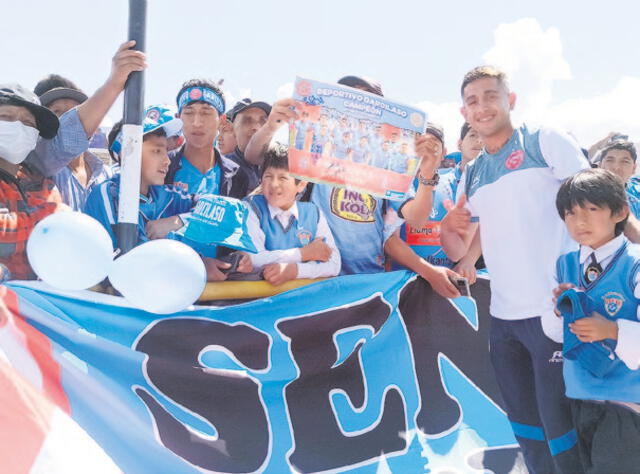 Euforia. Después de 65 años, Deportivo Garcilaso subió al fútbol profesional peruano. Niños y adultos recibieron a los campeones. Agradecieron el campeonato de la Copa Perú 2022. Foto: La República