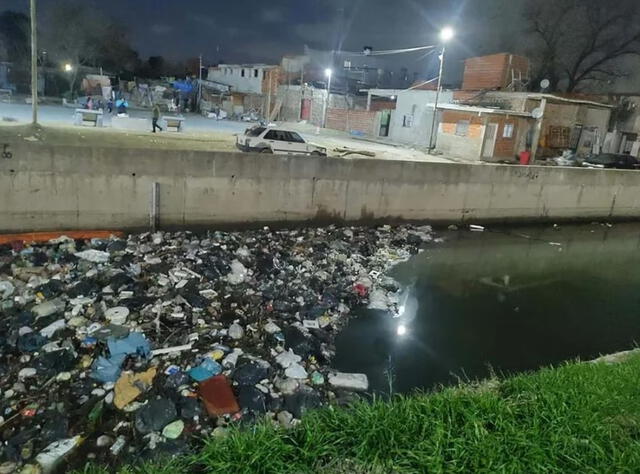  El cuerpo se encontró en un arroyo lleno de basura en Ingeniero Budge, en Lomas de Zamora. Foto: TN<br>    