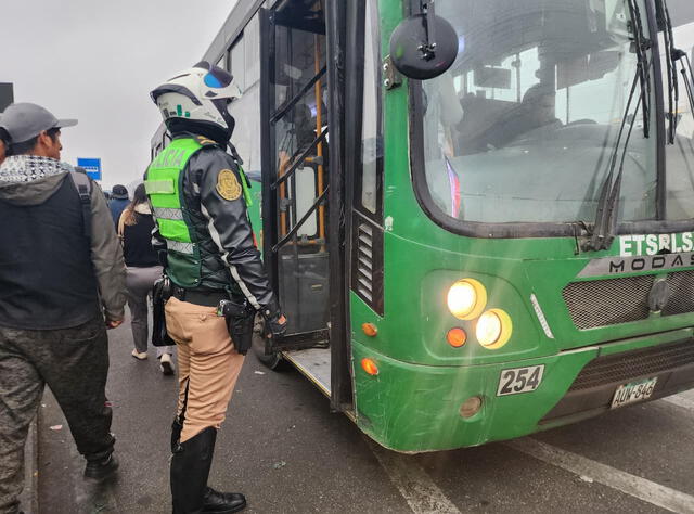 Policía resguardando la seguridad en la zona. Foto Francisco Erazo Policía resguardando la seguridad en la zona. Foto Francisco Erazo