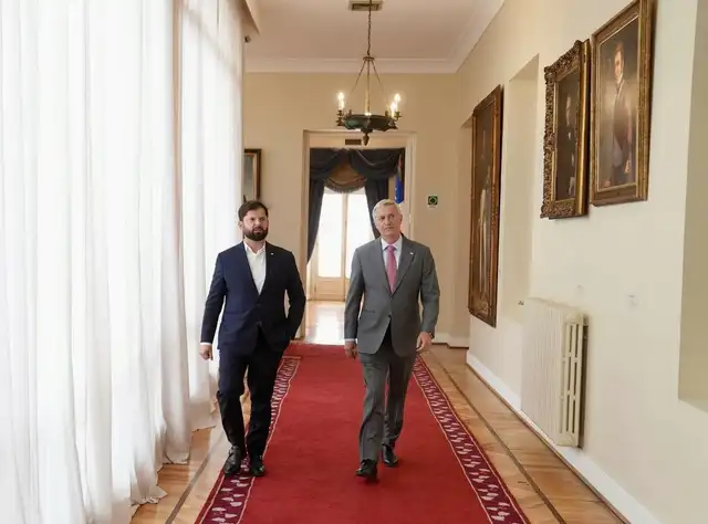 Boric y Kast dieron un recorrido por el Palacio de Gobierno antes de su reunión. Boric y Kast dieron un recorrido por el Palacio de Gobierno antes de su reunión.