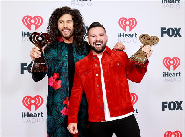 Dan + Shay posan con sus trofeos como Mejor dúo / grupo de los iHeartRadio Music Awards 2021. Foto: iHeartRadio