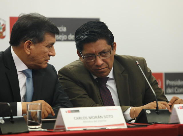 Ministro Carlos Morán, titular de Interior, junto al presidente del Consejo de Ministros, Vicente Zeballos. Foto: Jorge Cerdán / La República.