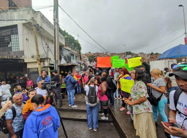  Detractores de María Corina Machado bloquearon acceso al sector La Línea. Foto: Crónica Uno/ Twitter   