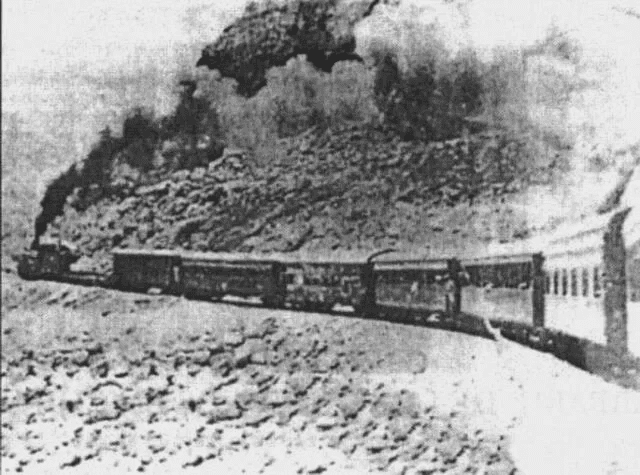 Ferrocarril de Chimbote rumbo a Huallanca, a la altura del kilómetro 73.5, pasando por Cóndor Cerro. Foto: Museo de Historia Ferroviaria Peruana/Facebook   