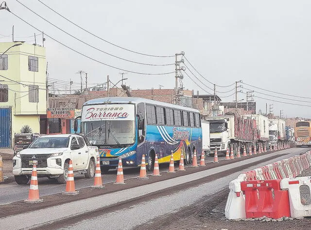  Real tráfico. Así luce la Panamericana Norte, en Chancay. Rosa Quincho – URPI LR   