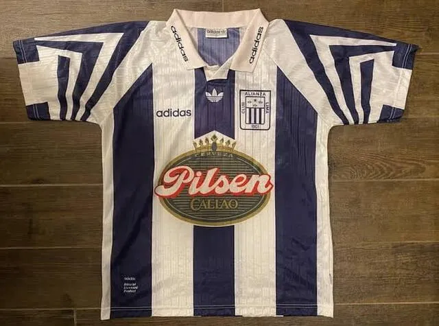 Camiseta de Alianza Lima marca Adidas 1996. Foto: @JeanPierrec_/X   