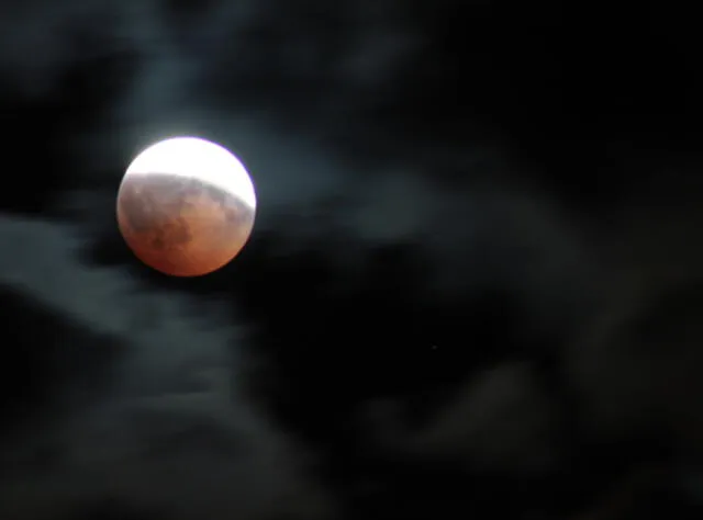 Los eclipses lunares parciales pueden ser profundos, moderados o superficiales, dependiendo de la alineación entre los astros. Foto: Isabelle Filippini/Flickr   