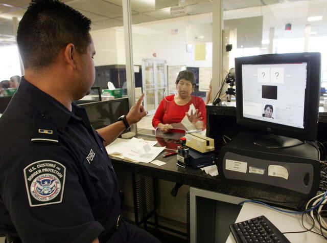  Personal de la Oficina de Aduanas y Protección Fronteriza. Foto: difusión   