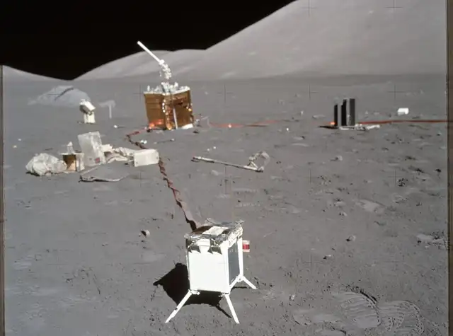  En la Luna quedaron objetos que provienen de diversas misiones espaciales.   
