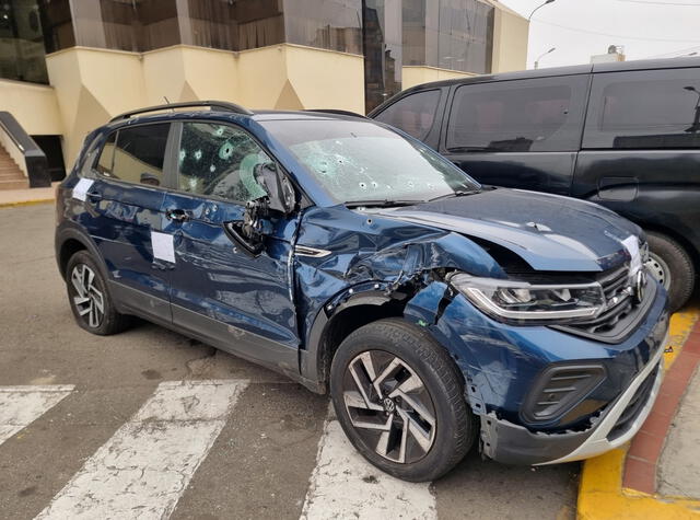 Así quedó el automóvil que usaba la banda criminal tras la balacera. Foto. Silvana Quiñonez Así quedó el automóvil que usaba la banda criminal tras la balacera. Foto. Silvana Quiñonez