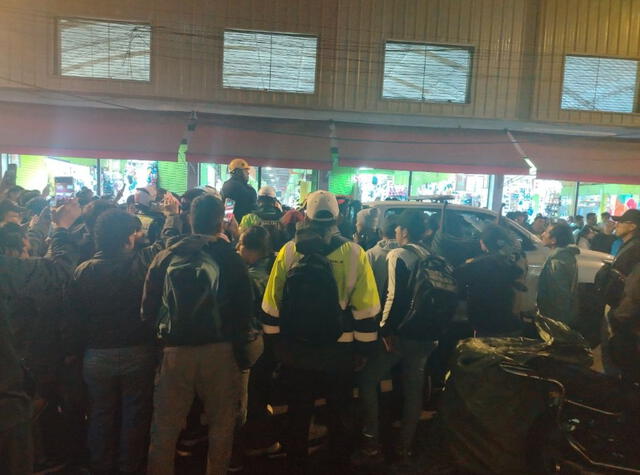 Momento del ataque contra el cambista en los exteriores de la Galería 5 Continentes. Foto: Difusión Momento del ataque contra el cambista en los exteriores de la Galería 5 Continentes. Foto: Difusión