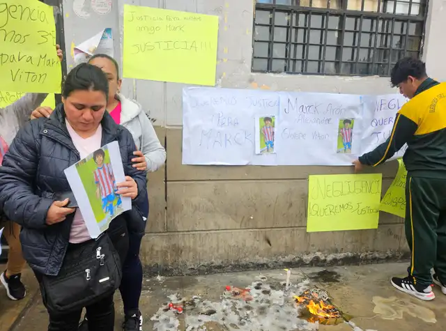 Plantón en los exteriores de la I. E. Héroes del Cenepa. Foto: Mabel Alva   