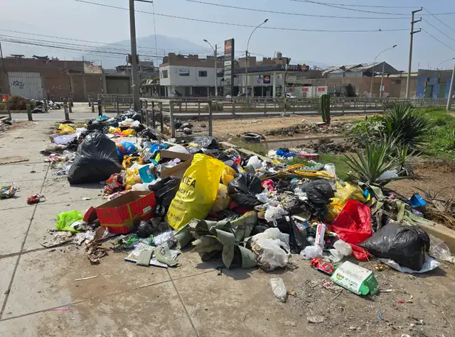 El alcalde Pablo Mendoza reconoció que la crisis se agravó tras rescindir un contrato con el consorcio encargado del servicio de recolección. Foto: Silvana Quiñonez / La República.   