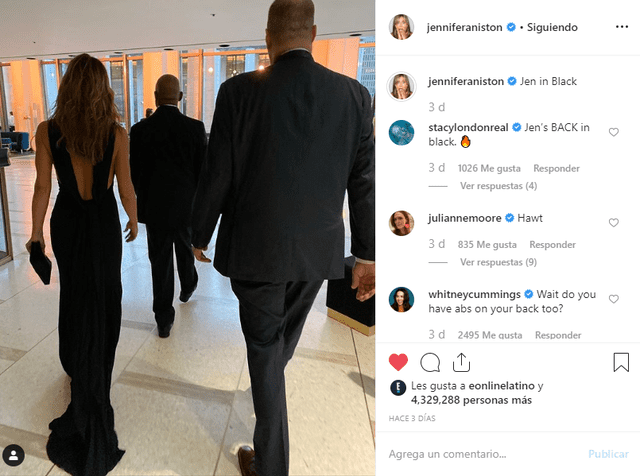Jennifer Aniston y su vestido negro con escote en la espalda.