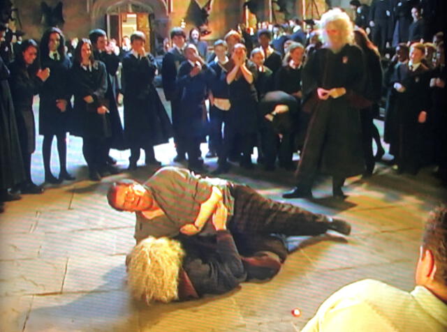 MIke Newell, director de El cáliz del fuego, se quebró dos costillas en el rodaje de la película. Foto: captura de HBO Max.