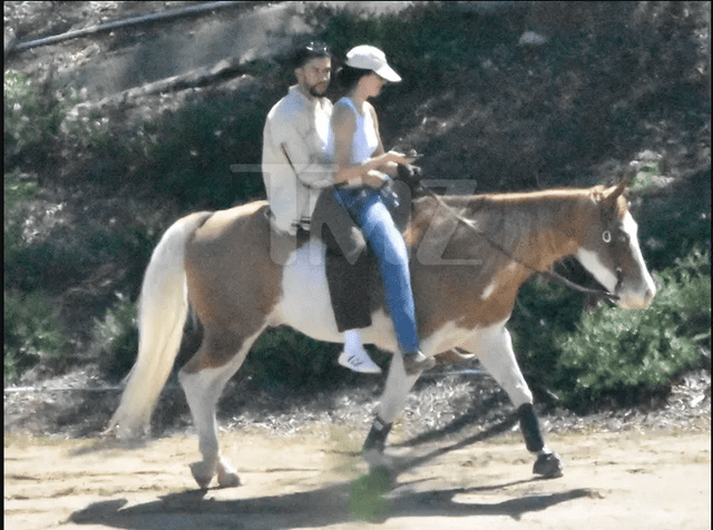  Bad Bunny y Kendall Jenner montaron juntos a caballo. Foto: TMZ  