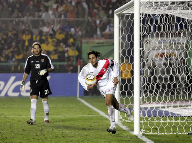 Claudio Pizarro fue capitán de la selección peruana por varios años. Foto: AFP   