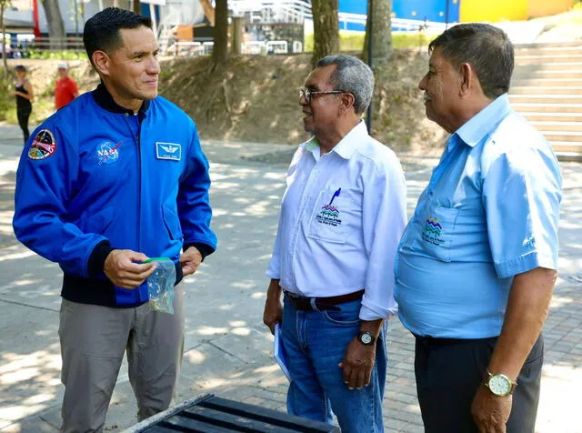 Frank Rubio con las semillas que llevó y trajo del espacio. Foto: @USEmbassySV/X