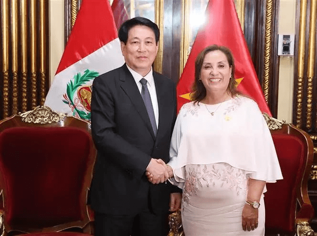  Luong Cuong, fue condecorado por Dina Boluarte con la orden 'El Sol del Perú'.  