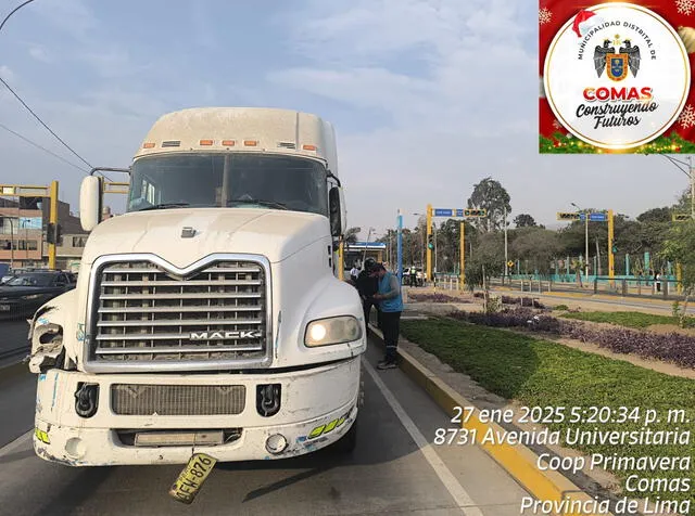 Tráiler que invadió el carril exclusivo del Metropolitano. Foto: Municipalidad de Comas.   