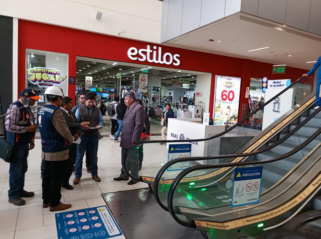 Inspección de las escaleras del Real Plaza Cusco. Foto: Luis Álvarez   